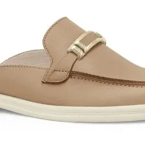 Close do mule Comfortflex caqui destacando acabamento e conforto